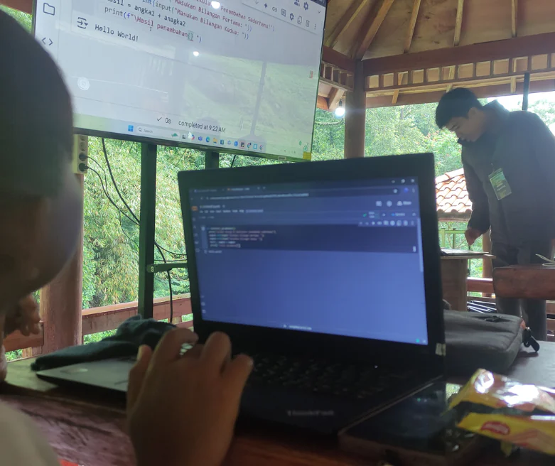 Peserta menulis kode pada laptop dalam sesi belajar teknologi pada program BBA sebelumnya.