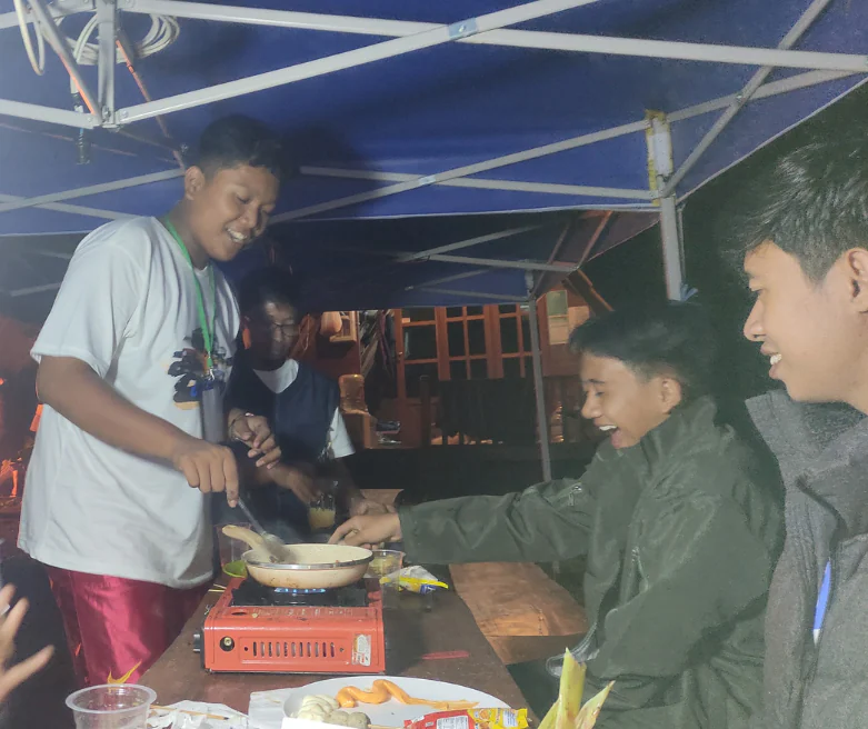 Peserta memasak bersama dalam kegiatan kebersamaan malam pada program BBA sebelumnya.