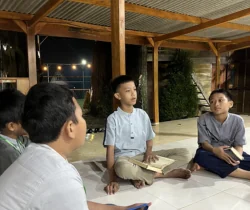 Seorang peserta berbicara dalam diskusi kelompok kecil pada malam hari.
