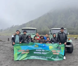 Peserta dan fasilitator berfoto bersama dengan spanduk kegiatan di Bromo.